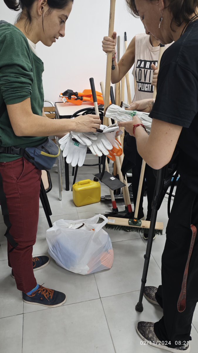 A todos los compañeros/as, amigos/as y organizaciones que están trabajando para enviarnos herramientas y otros materiales para las Brigadas de Voluntarios. 

Necesitamos, además:

-Monos impermeables desechables 
-Mascarillas FFP2

Gracias! 

<a href="/elpce/">Partido Comunista de España</a> 
<a href="/mundoobrero/">Mundo Obrero 🇵🇸</a>