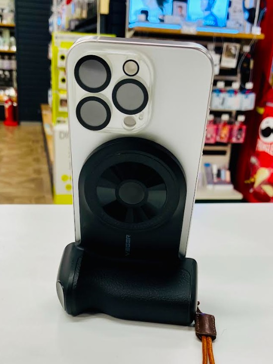 Hands_Hiroshima's tweet image. iPhoneのカメラがもっと本格的に⁉️📸
【スナップカム】
本物のカメラのようなシャッターボタン撮影、片手でもグリップしやすい
内蔵バッテリーでワイヤレス充電出来て、おまけにスタンド機能もあるという
旅のおともにも最適ですね。😜
#ハンズ 広島店２F（担当T）
#スマホ撮影補助
#SNAPCAM