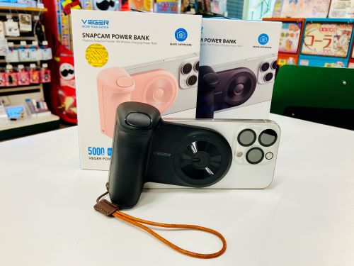 Hands_Hiroshima's tweet image. iPhoneのカメラがもっと本格的に⁉️📸
【スナップカム】
本物のカメラのようなシャッターボタン撮影、片手でもグリップしやすい
内蔵バッテリーでワイヤレス充電出来て、おまけにスタンド機能もあるという
旅のおともにも最適ですね。😜
#ハンズ 広島店２F（担当T）
#スマホ撮影補助
#SNAPCAM