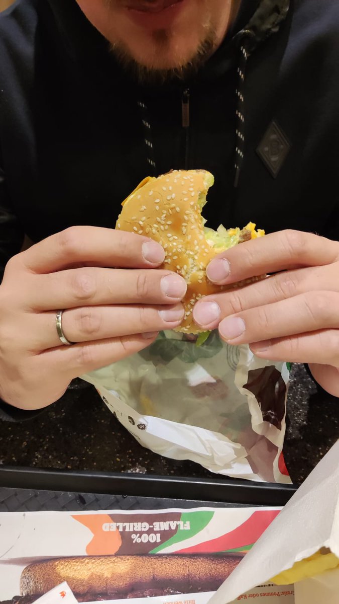 Liebes <a href="/burgerking_de/">Burger King DE</a> Team,

nach sorgfältiger Analyse schlage ich vor, den "Big King" in "Little Princess" umzubennen. Da ahnt der Verbraucher wenigstens, was ihn erwartet.