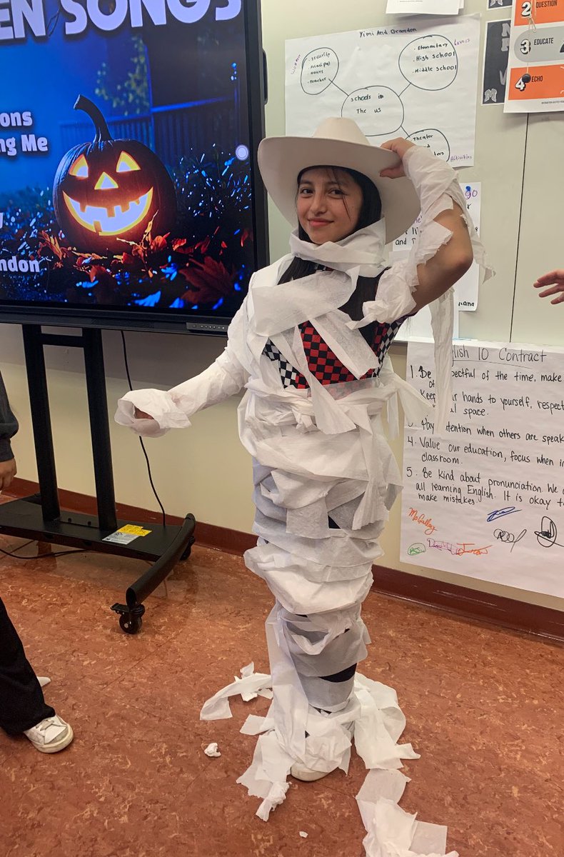 MsGallery723's tweet photo. The ELevated Mentor Program's Halloween party was a blast! 🎃 It was the perfect way for mentors to help newcomers get acclimated to school culture while enjoying spooky games, costumes, and treats. Can't wait for the next event! 👻 https://t.co/l6eExLoKzt