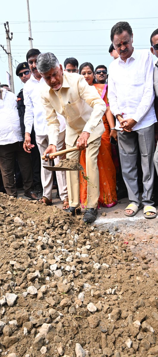 AndhraPradeshCM's tweet photo. రోడ్లపై గుంతలు పూడ్చే కార్యక్రమాన్ని అనకాపల్లి జిల్లా, పెందుర్తి నియోజకవర్గం, వెన్నెలపాలెంలో గౌరవ ముఖ్యమంత్రి శ్రీ నారా చంద్రబాబు నాయుడు నేడు ప్రారంభించారు. పారతో కంకర గ్రావెల్ ను రోడ్డుపై గుంతలో వేసి ఈ కార్యక్రమాన్ని ఆయన ప్రారంభించారు.
#AndhraPradesh https://t.co/pV4G8rZgRK