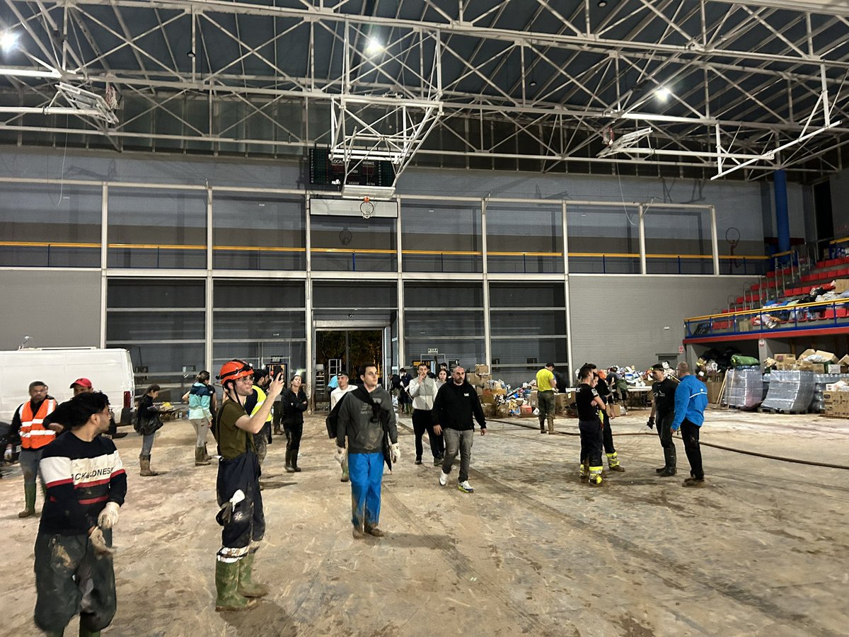 Ahir: tota la nit i matinada a Sedaví. Les autoritats locals ens van encarregar de buidar un pavelló enfangat per convertir-lo en centre logístic de municipis afectats. Vam descarregar i classificar tones de material. Els voluntarisdana.cat són molt bons. 

Aprenentatges: