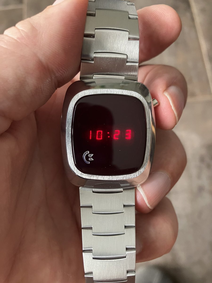 SsonicFestival's tweet image. I received this in the post this morning, the ultimate geek-chic #commodore 1970’s watch. Although brand new, it still seems too fragile to be a daily wear - so I’ll just look at it instead 😍#retro #Commodore64