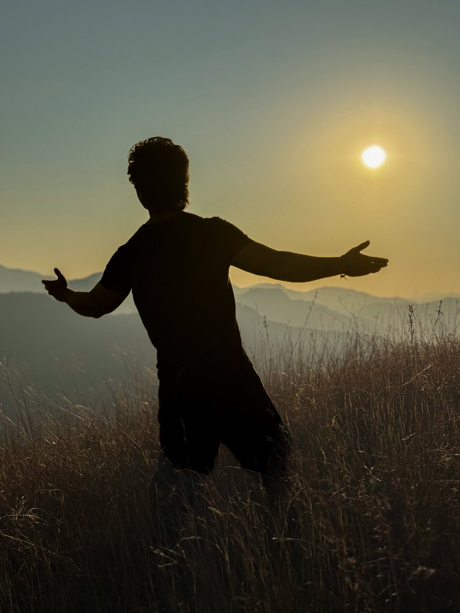 Shoaib_Ibrahim1's tweet photo. As i always say the meaning of this pose,The meaning of love, Romance is SRK
Happy Birthday to the king who taught us to dream with open eyes. @iamsrk you’re an emotion,a legacy, and yes you are “the last of the stars” #HappyBirthdaySRK”May Allah give you long and happy Life🤗❤️ https://t.co/DW40FqCLuj