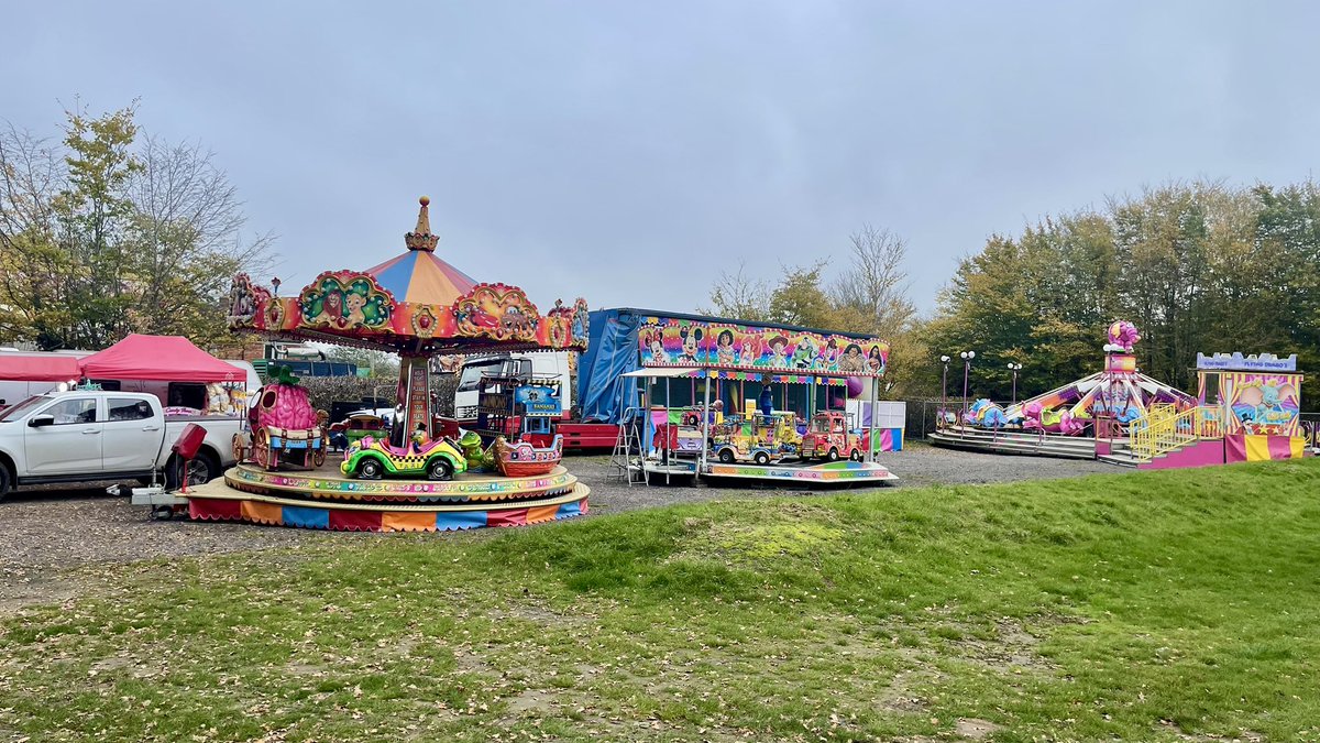 WokinghamFire's tweet photo. We are setting up for tonight’s Wokingham Fireworks at Cantley Park - there’s details and a few tickets left at https://t.co/XCuINmkvss https://t.co/6BqmA5eooi