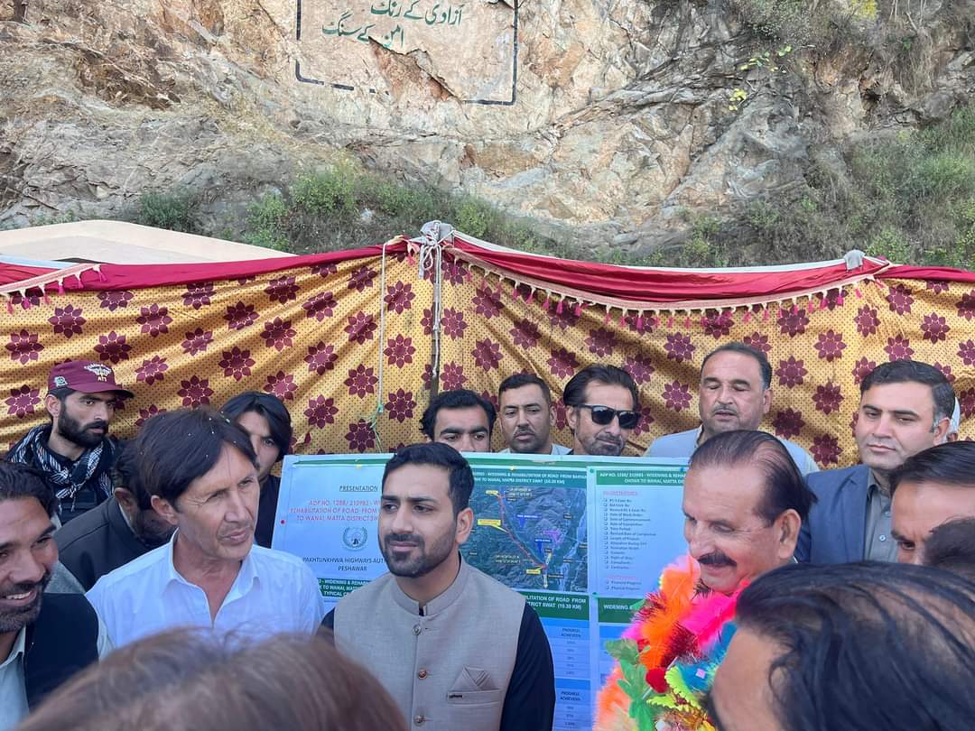 _KPUpdates's tweet photo. سوات: 10.3 کلومیٹر باریام تا وانئی روڈ ماتہ، سوات کی توسیع و بحالی کا افتتاح ایم پی اے سلطان روم اور ایم این اے سہیل سلطان نے کیا۔ خیبرپختونخوا ہائی ویز اتھارٹی مذکورہ روڈ کی توسیع و بحالی کا کام کرے گی.
#KPHA https://t.co/lAMbK5kBPl