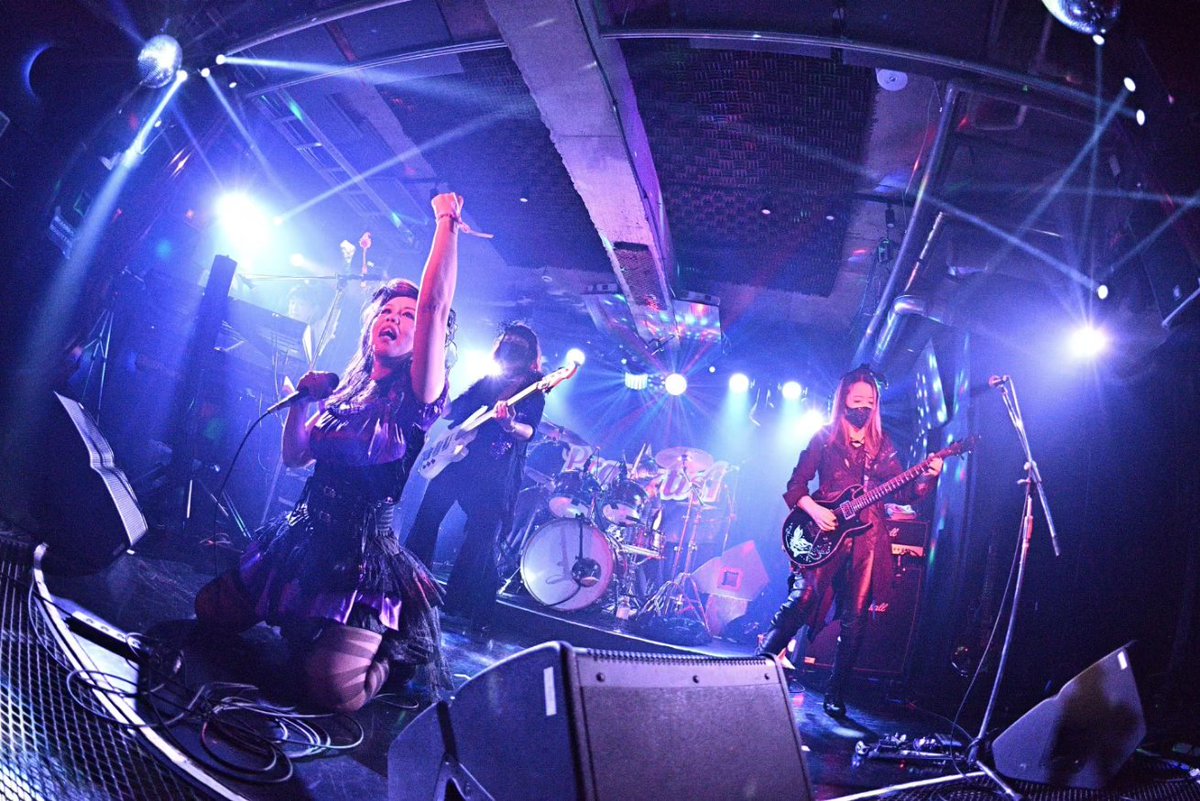 THEROCKSTATION2's tweet photo. ライブレポート

Pra☆tÏA

SHOW-YAコピバン。
これほど迄に完成度が高く、魅力と実力を兼ね揃えたバンドは他にないだろう。
それほど迄に、彼女達のステージはパワフルであり、眩い光を解き放っているのです。

#ロクステ
#新所沢therock 
#Pra☆tÏA
#photobyGenki
#コピバン
#SHOW-YAコピバン https://t.co/2bKgx4qui9