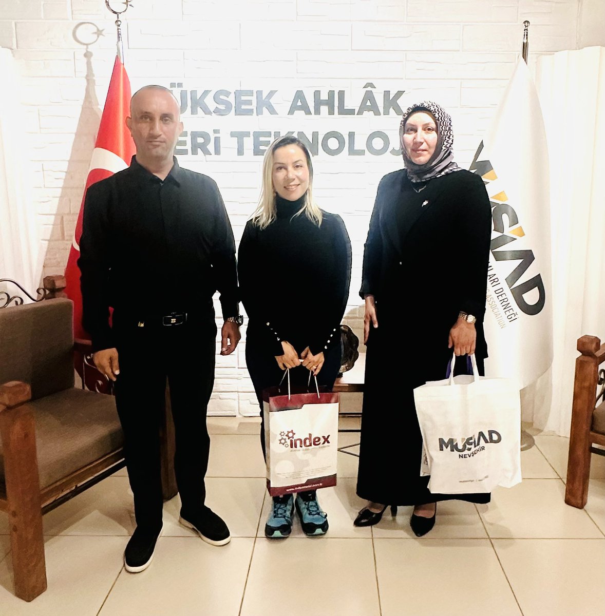 Manisa MÜSİAD Yöntem Kurulu Üyesi Sayın Hatice Kübra İÇÖZ Hanım Nevşehir ziyaretleri kapsamında Nevşehir MÜSİAD Başkanı Ahmet ÇAKIR ve Nevşehire MÜSİAD üyesi Bahar ÇAKIR'ı ziyaret etti.
Bu nazik ziyaretleri için kendisine teşekkür ediyoruz.