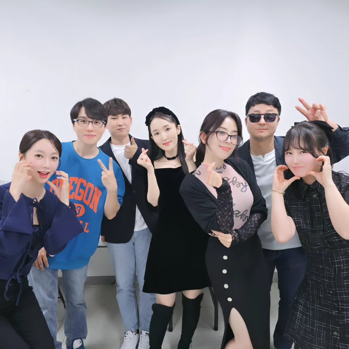 namdo8303's tweet photo. 호요랜드 원신 폰타인 성우 토크쇼가 행복하게 잘 마무리되었습니다. 정말 엄청나게 많은 여행자분들이 와주셔서 커다란 호응 해주신 덕분에 기운얻어 즐겁게 끝냈네요.♡.♡

 행사에 참여했던 성우분들 외에도 정말 많은 성우 선후배분들이 오셔서, 성우 화합의 장 같은 분위기였습니다~!^♡^ https://t.co/jVzboKW7DG