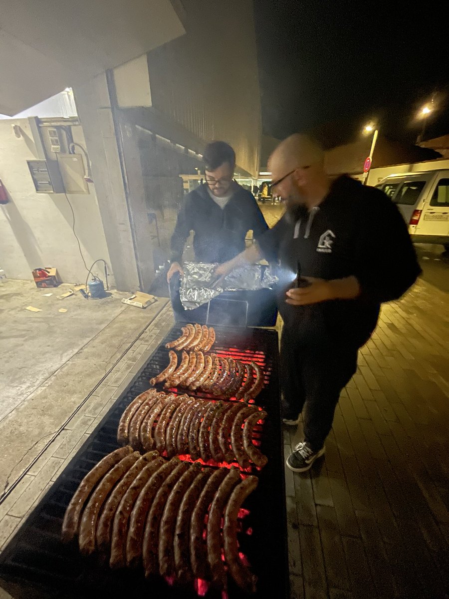 BorgesxlaRep's tweet photo. Un altre any amb la castanyera atrinxerada en defensa de les castanyes i tradicions. Ni un pas enrere. #Castawin Gràcies, @de_festes ❤️ https://t.co/3EC9JGFxzq