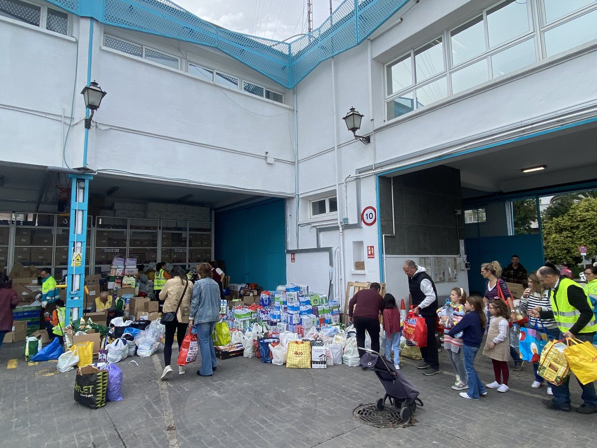 nmismael's tweet photo. Recogida para Valencia de @MADRID en punto de Isla de Arosa. Hay cola y bastante coche, dejadlo un poco más lejos para facilitar la descarga. https://t.co/8eS9NsXclD