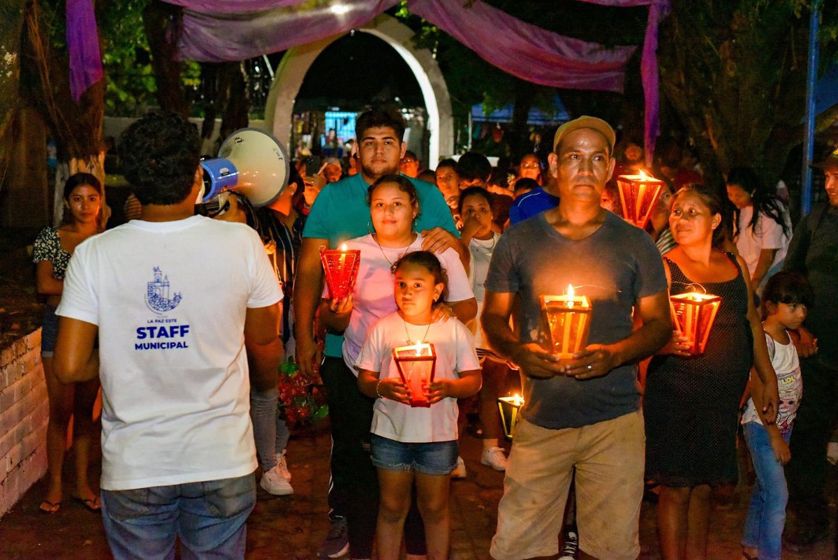 MarcelaPinedaSV's tweet photo. Que bonito es vivir en un país seguro sin miedo a que las pandillas nos impidan realizar actividades nocturnas, esta noche  disfrutamos el #FestivalDeLosSantos  en el Distrito de San Rafael Obrajuelo, más de 100 familias pudieran conocer de nuestra historia a través de los ilustres que descansan en nuestro campo Santo 🕯️

Esta actividad no sólo se vuelve en un espacio cultural sino además nos permite promover a nuestros emprendedores.