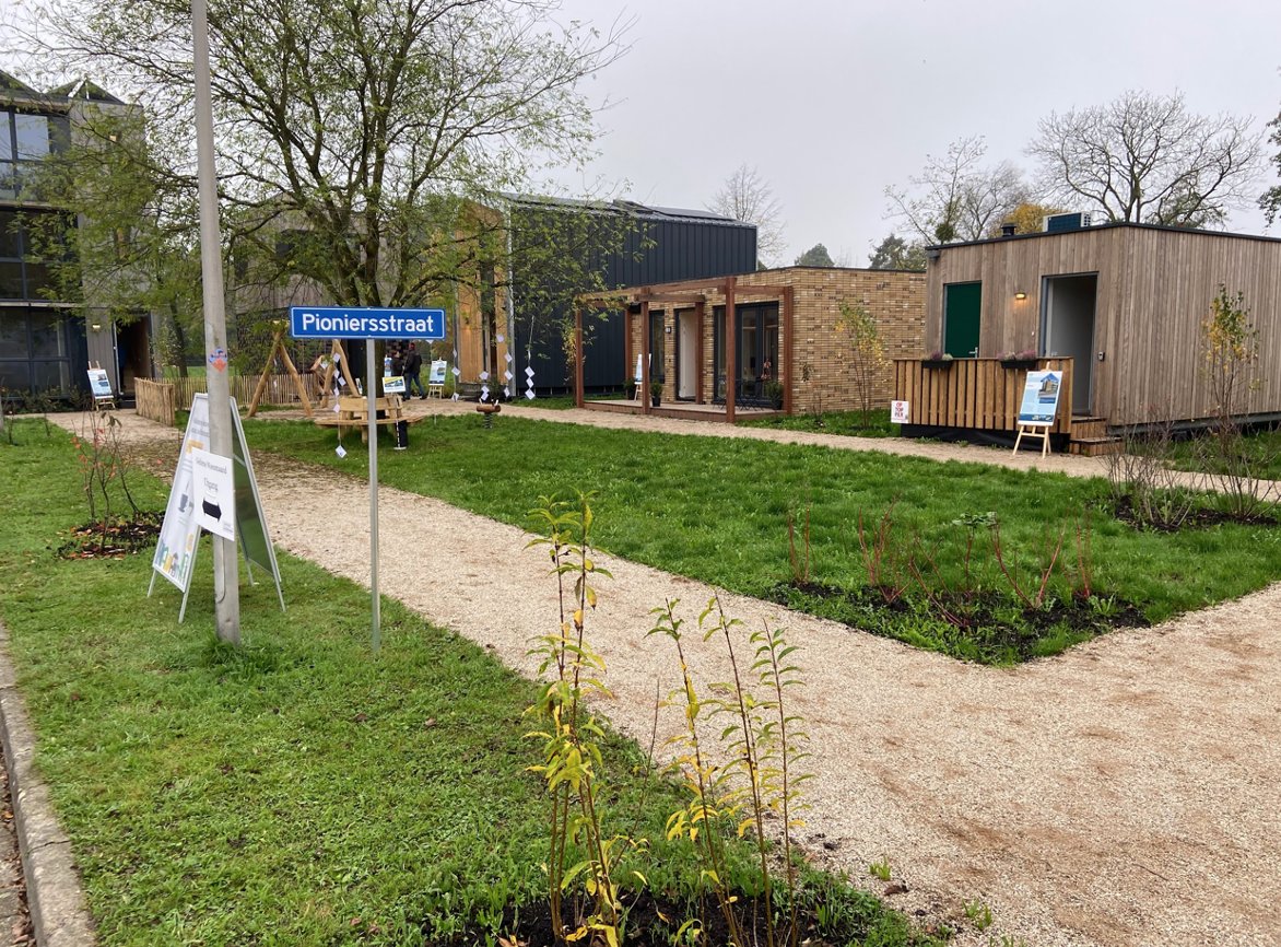 Een straatje erbij? Fractievoorzitter Kees van der zaag was gisteren in Wageningen. Daar staan goedkope én biobased woningen, waarvan één gemaakt door een Culemborgse aannemer. Het zijn mooie woningen voor starters. Wanneer gaan we beginnen in Voorkoop? #CUCulemborg