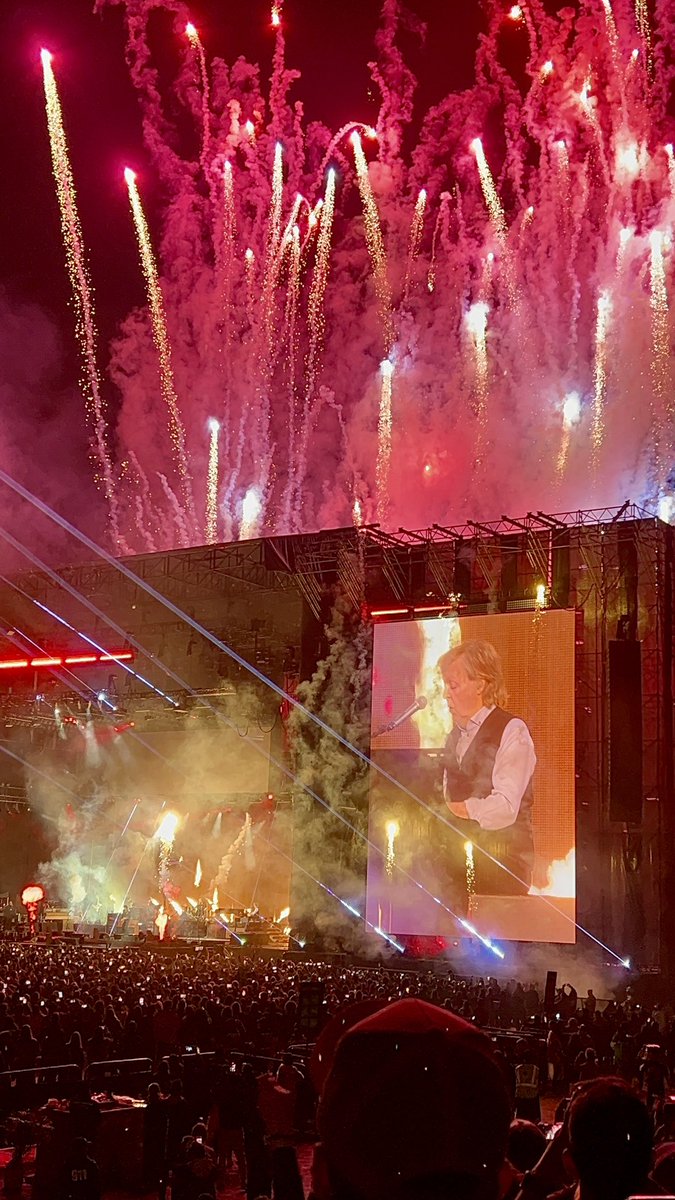 soynicolasrg's tweet photo. No tomó agua en más de dos horas. No necesita que nadie le quite el saco. Tres horas de show. ¿Altura? ¿Playback? ¿Qué es eso? 82 años. No es un doble. Con ser un Beatle sería suficiente y épico. Pero es Sir Paul McCartney y ha dado el mejor concierto en Bogotá. #PaulMcCartney https://t.co/RSOqq4Sxoz