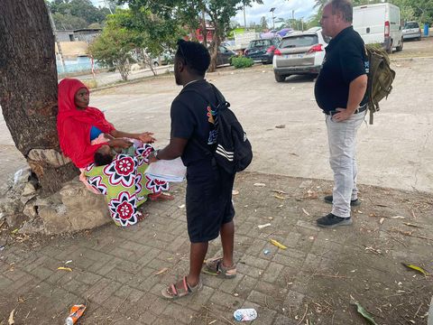 indien_man's tweet photo. Action : Maraude
Lieu : Tsoundzou
Date : 30/10/2024
📷 Maraude pour l'Égalité Femme / Homme - Lutte contre les Violences Faites aux Femmes 📷
📷
Cette action a été financée par la mairie de Mamoudzou. https://t.co/OeBl0Os4av