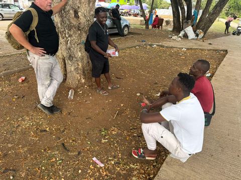 indien_man's tweet photo. Action : Maraude
Lieu : Tsoundzou
Date : 30/10/2024
📷 Maraude pour l'Égalité Femme / Homme - Lutte contre les Violences Faites aux Femmes 📷
📷
Cette action a été financée par la mairie de Mamoudzou. https://t.co/OeBl0Os4av