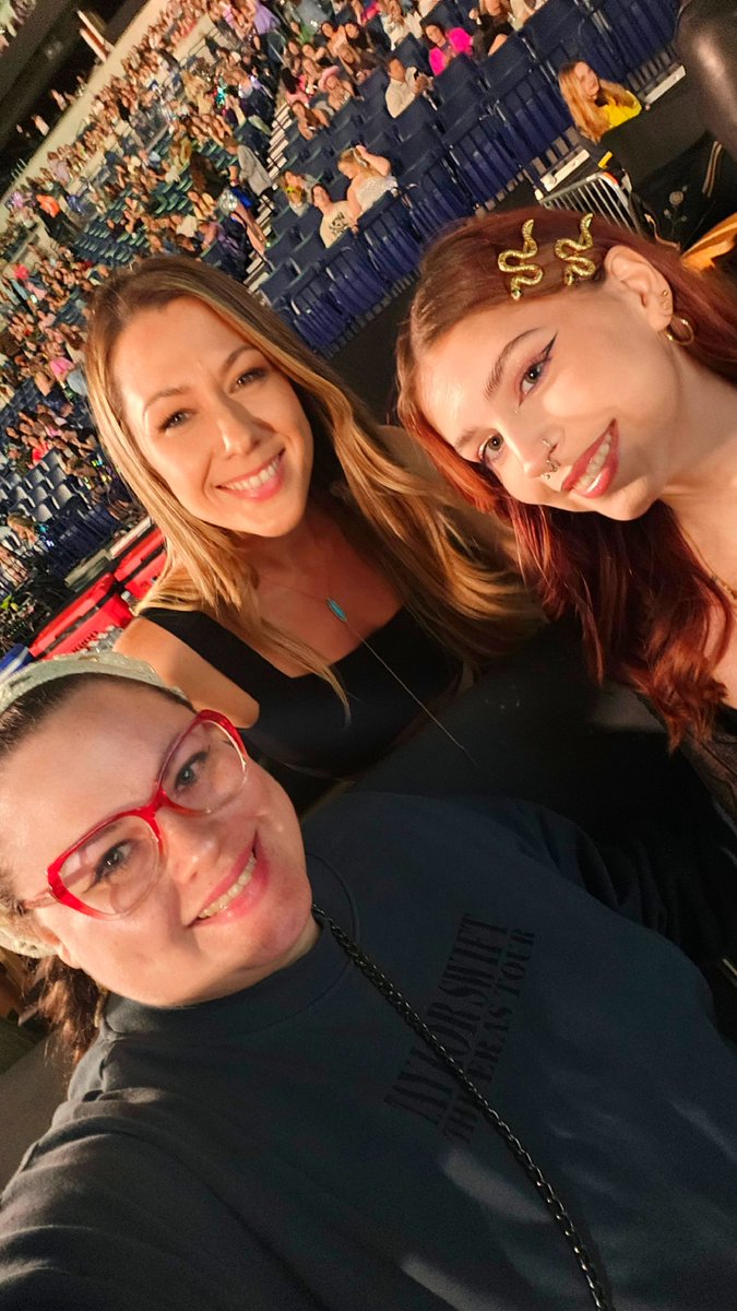 rachelhunter615's tweet photo. @TSUpdating colbie calliat was there tonight too! https://t.co/SHfWy8jhOi