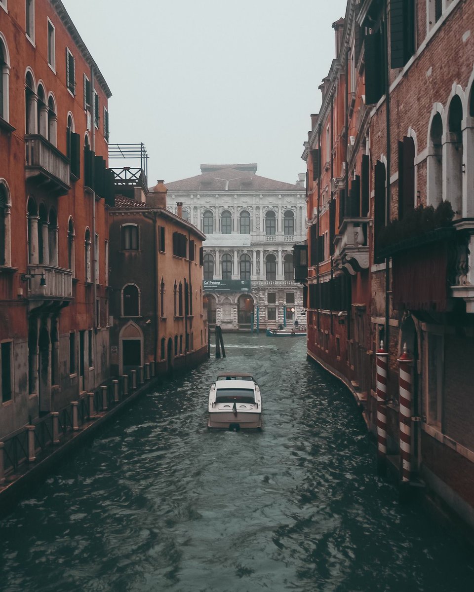 ☁ «La credenza in una forza soprannaturale sorgente di male non è necessaria; la sola specie umana è abbastanza capace di ogni cattiveria» (Joseph Conrad). 
Buon sabato!

#2novembre