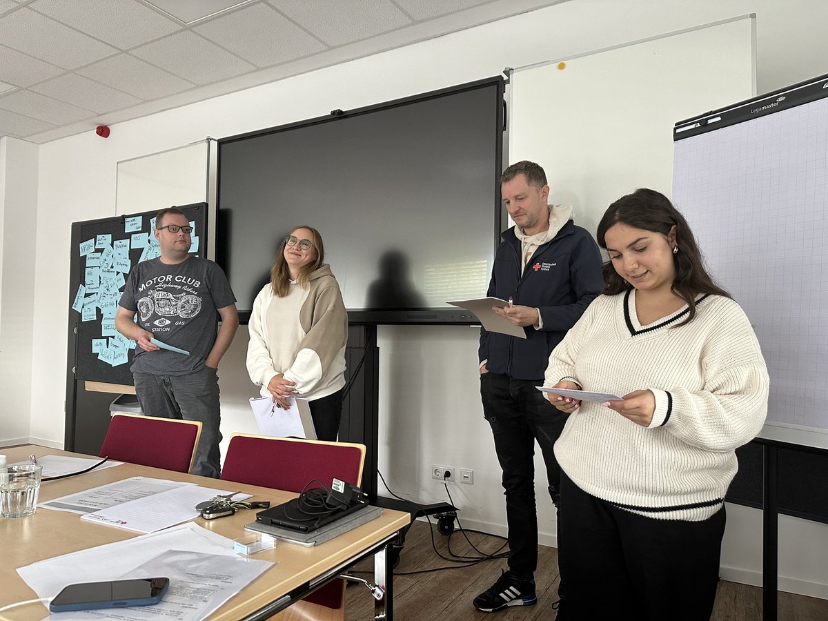 Rotkreuz-Einführungsseminar im Ausbildungszentrum, 13 neue Mitarbeiter haben sich mit der internationalen Rotkreuz- und Rothalbmondbewegung und der Vielfalt des #DRK in #Dortmund auseinandergesetzt. Geschäftsführer Fred Weingardt (li) bedankte sich für die engagierte Teilnahme.