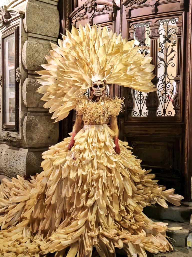 MxEnImagenes's tweet photo. La catrina de las hojas de maíz... 🕯🌽💀 #DíaDeMuertos #Oaxaca https://t.co/UQZOv2ZnkK