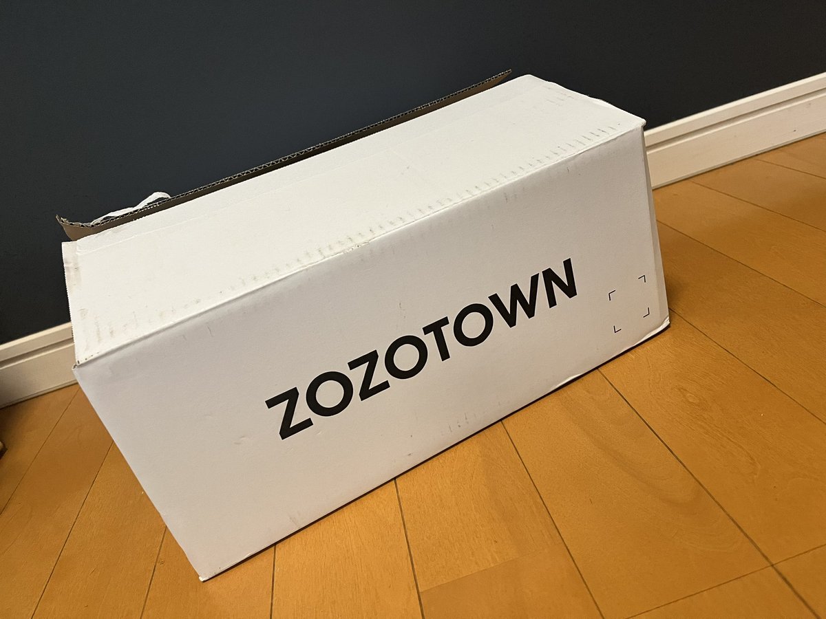 0pinechan's tweet photo. 白箱で届いた〜📦

 #ZOZOWEEK箱CP https://t.co/AMo488FwQa
