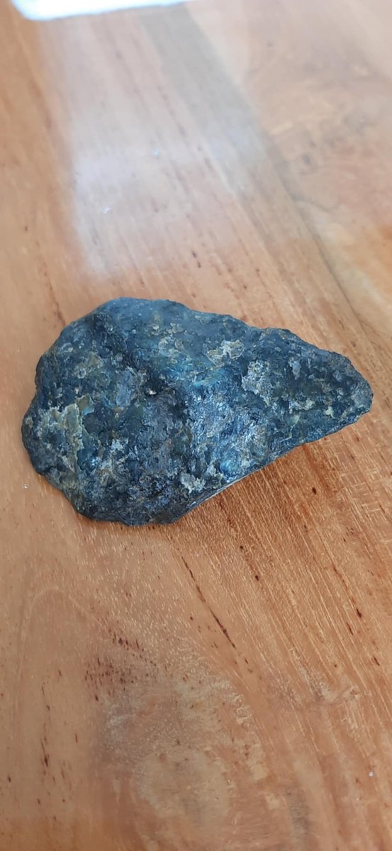 Bluebirdlink's tweet photo. Questions aux astronomes :
 Un ami a vu un "trait de lumière orangé" suivi d'un bruit de choc sur son terrain dans le nord de la Nouvelle-Calédonie.
Puis, il a trouvé ça dans le jardin.
Est-ce une météorite ? https://t.co/MMuZpM56Jx