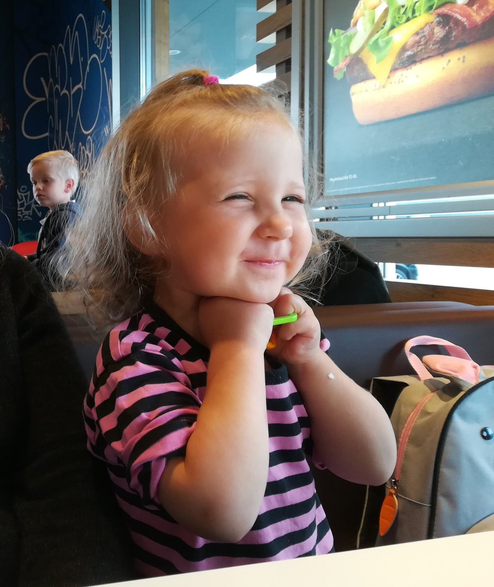 Ja niin on nuorempikin sunnuntain lapsista 10-vuotias. Hulmuavia hiuksia, huimia voltteja ja hilpeitä juttuja! Päivänsankaria kuvaavasti viikonloppu menee leirillä urheillessa🤸🏼