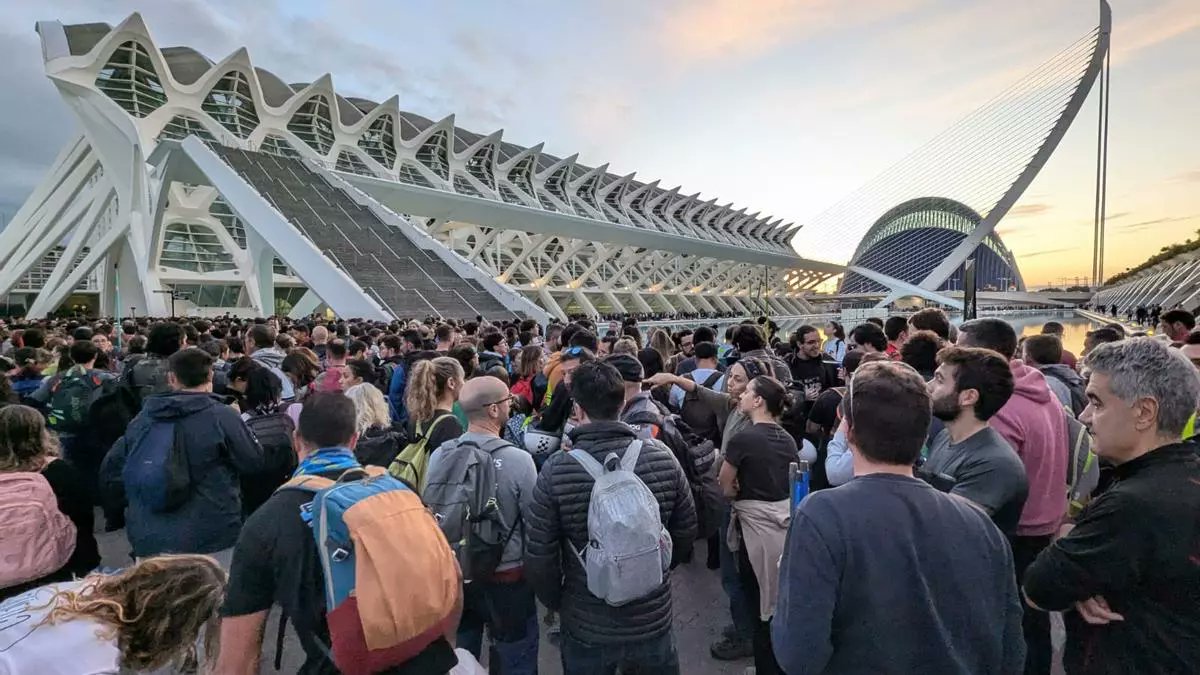 levante_emv's tweet photo. Los voluntarios llenan la Ciudad de las Ciencias para ayudar https://t.co/hWVCKVqCbb https://t.co/CXetUKhg5L