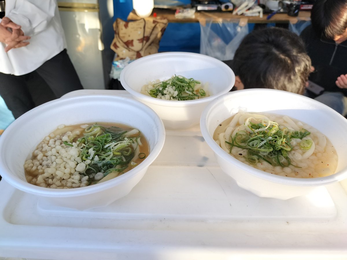 ケイビングクラブC棟横でうどん売ってます！
かけうどん(温・冷) 200円、カレーうどん 300円で大盛り無料です！
ぜひ起こしください！