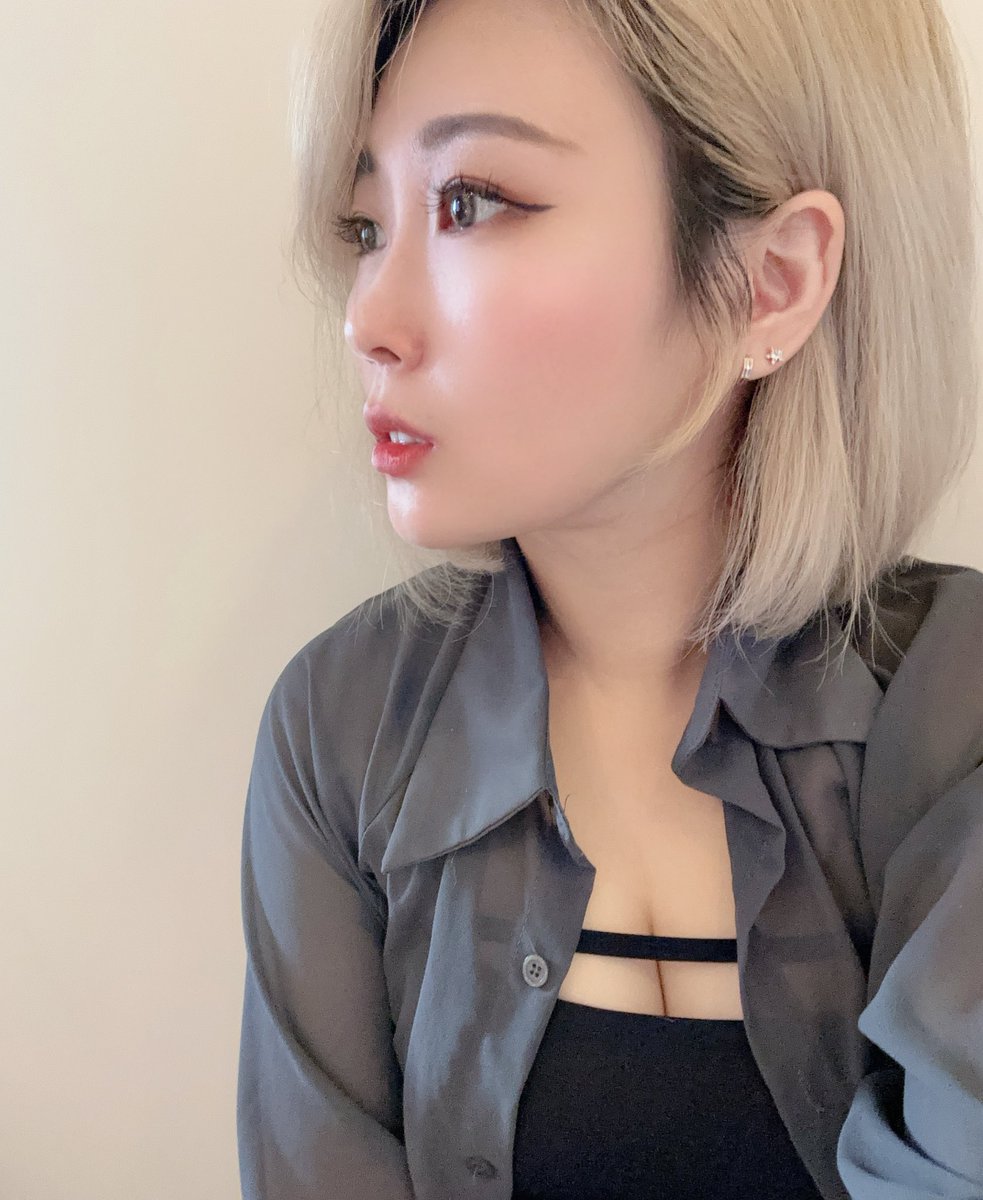 好久沒有出去玩
現在真的是工作家裡兩點一線
要認識新朋友好難啊☹️☹️
又覺得社交好累在家裡耍廢好了
好矛盾的狀態

我最近可能有把人變不見的魔法🪄
還是是我以前不回訊息的報應
好啦！我會回啦…應該🤣🤣