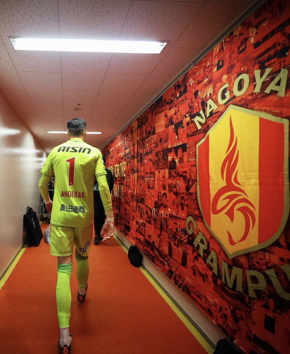 Mitch Langerak led Nagoya Grampus to 1 last trophy before Jan return to Melb Victory.

Aussie GK scored a penalty of his own in the shootout as Nagoya outlasted Albirex Niigata to win their 2nd Levain Cup &amp; first since 2021.

<a href="/MitchLangerak25/">Mitch Langerak</a> further cements his legendary status.