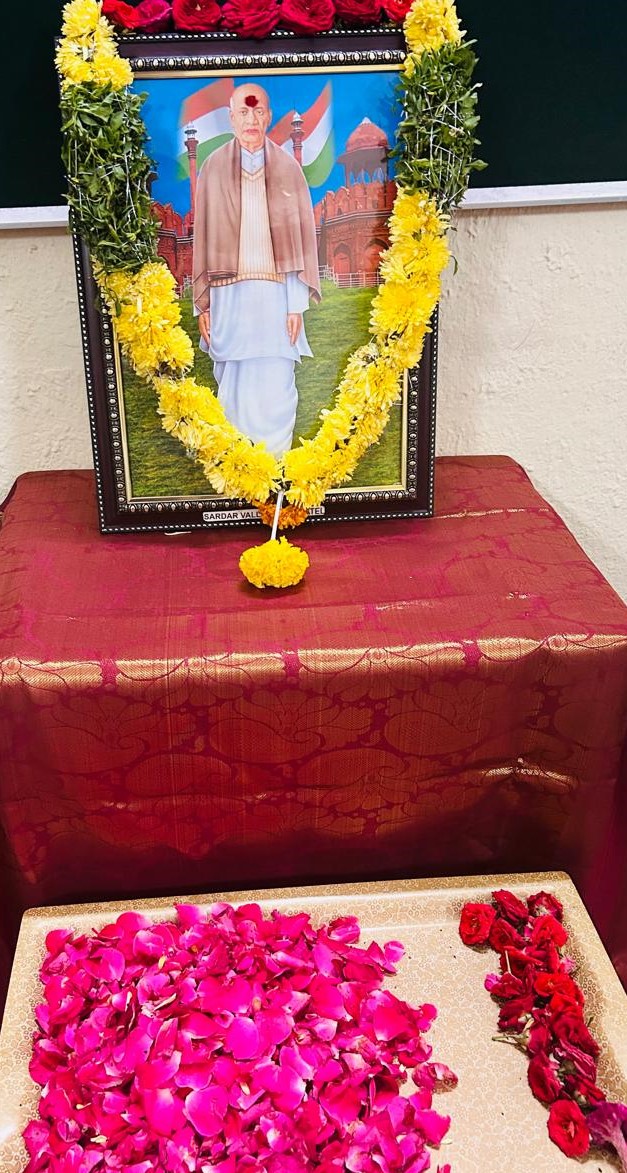 CCSc_NSS's tweet photo. Floral tribute to Sardar Vallabhbhai Patel on his birth anniversary on October 31st, which also marks National Unity Day (Rashtriya Ekta Diwas), was organized at CCSc on 01.11.2024
#NationalUnityDay #RashtriyaEktaDivas  #NSSPO
@ccschyd @supta_FDNT https://t.co/5Egl8pNs7g