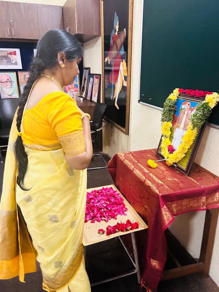CCSc_NSS's tweet photo. Floral tribute to Sardar Vallabhbhai Patel on his birth anniversary on October 31st, which also marks National Unity Day (Rashtriya Ekta Diwas), was organized at CCSc on 01.11.2024
#NationalUnityDay #RashtriyaEktaDivas  #NSSPO
@ccschyd @supta_FDNT https://t.co/5Egl8pNs7g