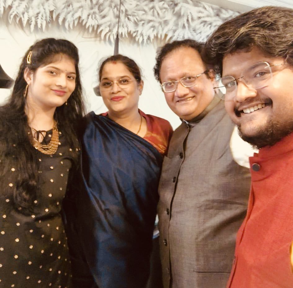 vivekvpandit's tweet photo. सुमुहूर्तावरी पाडव्याच्या
एकात्मतेचे लेणे लेऊया,
भिन्न विभिन्न असलो तरी
सर्व मनाने एक होऊया!

करूया साजरी..दिवाळी
विक्रम संवत २०८१ आहे आज
नवीन पर्व.. नवीन ध्यास
नववर्षाला चढवूया साज। 

दिवाळी पाडवा व नूतनवर्षाच्या  हार्दिक शुभेच्छा!

विवेक, रश्मी, अनिरूध् 
आणि आर्या पंडित https://t.co/OHtfYMisSo