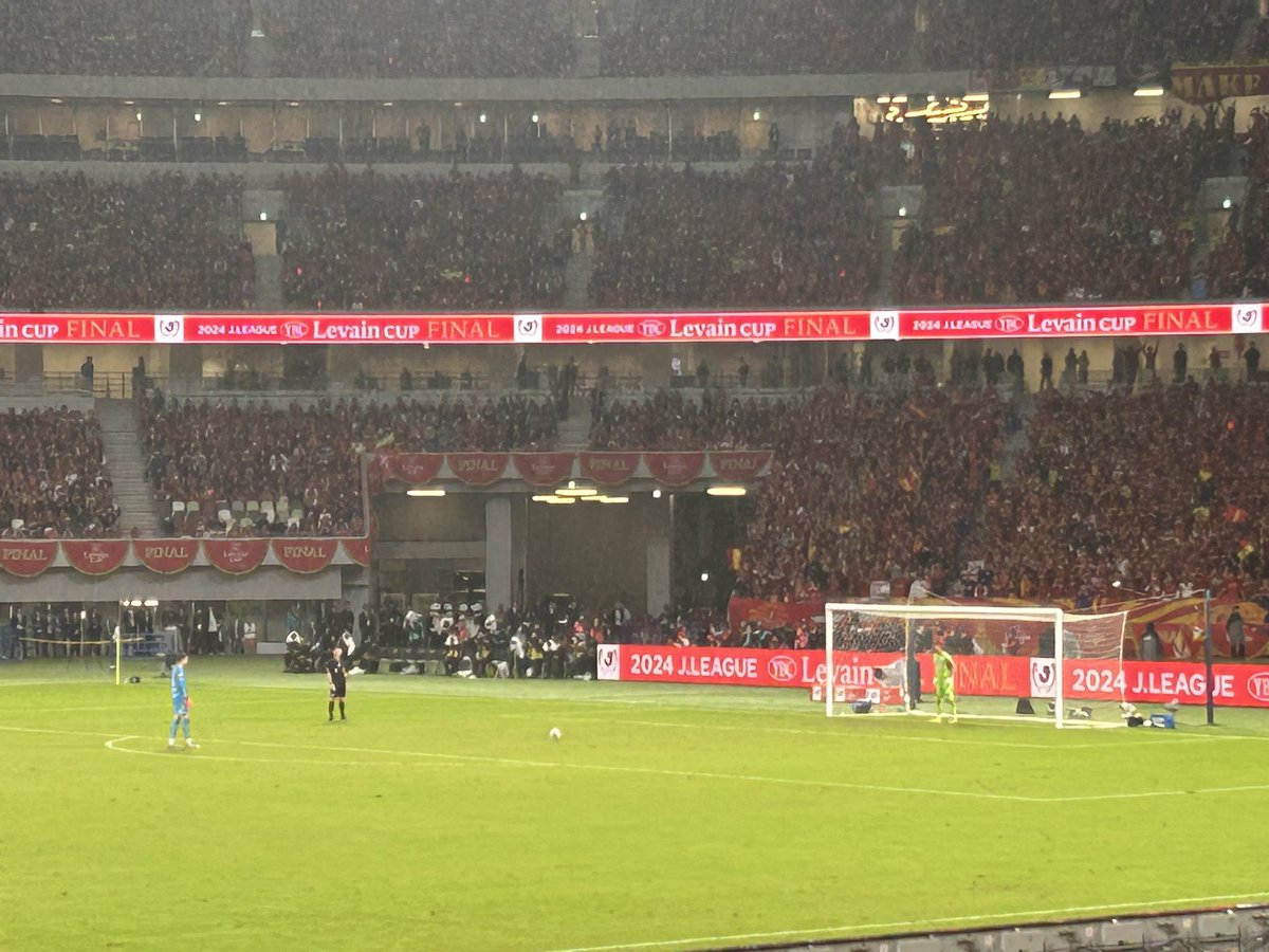 ㊗️#名古屋グランパス #ルヴァンカップ　優勝🔴🟡

MVPは今シーズンで退団する守護神 #ランゲラック 選手🧤🧤🇦🇺PK戦ではなんと2人目のキッカーを務め、成功させました⚽️

#国立競技場 には雨にも拘らず62,517人の大観衆😳今日、日本で一番熱狂した空間だと思います👏この熱が世間にも伝わるといいなぁ📺