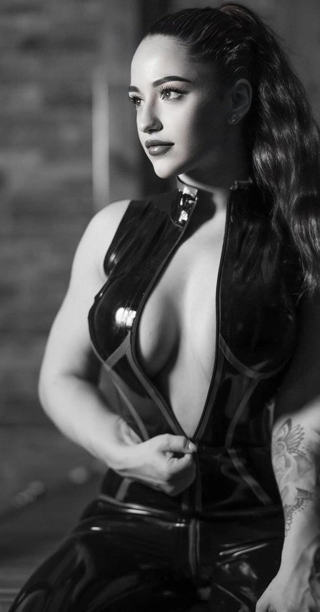 LexaColor's tweet image. Sie kommt immer wieder, wenn du sie am wenigsten erwartest – eine wahre Kraft, die dich umhaut, bevor du merkst, wie schön sie ist. 

Starke Dominanz mit einem weichen Herz, das dich fesselt, ohne Ketten...