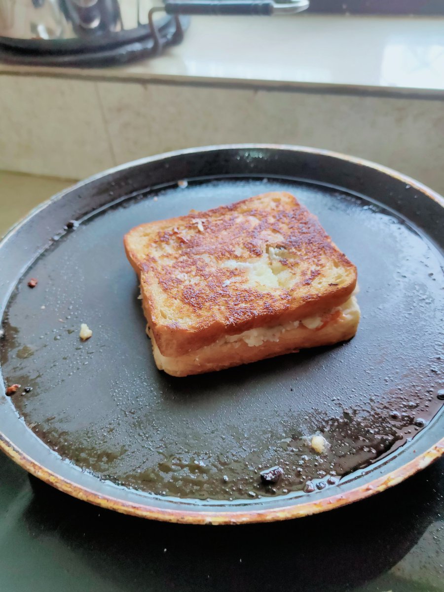 आ जाओ भाइयों सैंडविच खा लो आज अपने हाथ से मनाया हैं आपके लिए