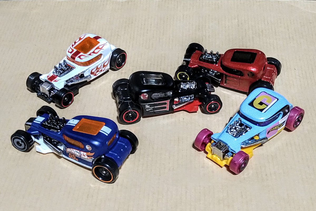 rodeojet's tweet photo. ホットウィールのモッドロッドも1台手に入れました。
この模様のは前回のグレーでタイヤが白いのは買えなかったんでラッキーでした。
色違いを集めるようなハマり方はしてはいけないと思っています。(これ以外にブルーグレーのも持ってる。)
#hotwheels #modrod #ホットウィール #モッドロッド https://t.co/Do4rrwdwpT
