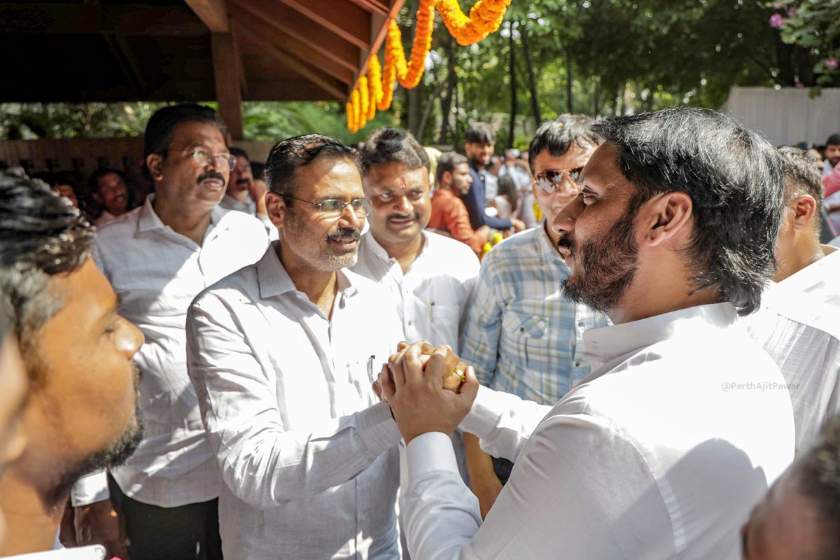 parthajitpawar's tweet photo. आज दीपावली पाडवा निमित्त काटेवाडी येथील निवासस्थानी श्री. अजितदादा पवार यांनी बारामतीकरांची भेट घेत त्यांच्या शुभेच्छा स्वीकारल्या. 
या शुभप्रसंगी, ही दिवाळी बारामतीकरांना सुखाची, समाधानाची, समृद्धीची, आर्थिक भरभराटीची, आरोग्यदायी जावो अशा सदिच्छा देखील व्यक्त केल्या. यावेळी मोठ्या संख्येने बारामतीकर उपस्थित होते. तसेच मोठ्या स्नेहभावाने, बंधूभावाने आजचा हा कार्यक्रम पार पडला.

#DiwaliPadwa
