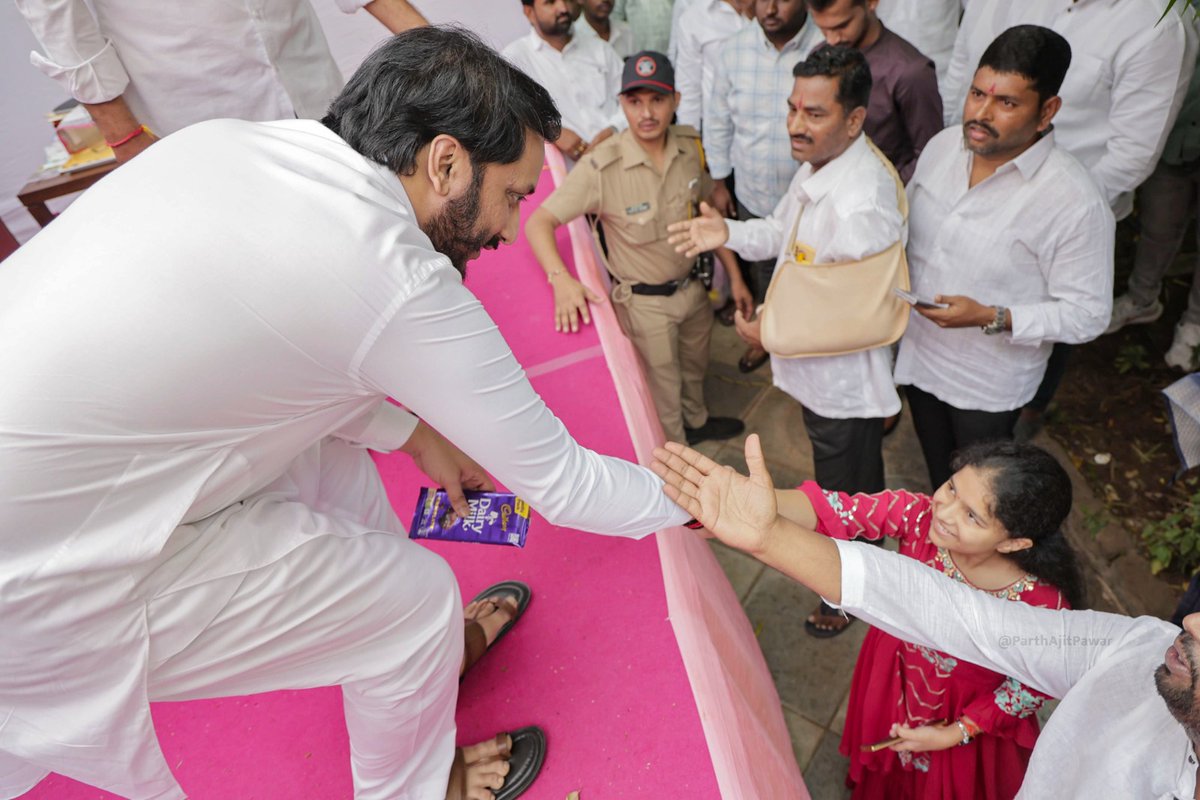 parthajitpawar's tweet photo. आज दीपावली पाडवा निमित्त काटेवाडी येथील निवासस्थानी श्री. अजितदादा पवार यांनी बारामतीकरांची भेट घेत त्यांच्या शुभेच्छा स्वीकारल्या. 
या शुभप्रसंगी, ही दिवाळी बारामतीकरांना सुखाची, समाधानाची, समृद्धीची, आर्थिक भरभराटीची, आरोग्यदायी जावो अशा सदिच्छा देखील व्यक्त केल्या. यावेळी मोठ्या संख्येने बारामतीकर उपस्थित होते. तसेच मोठ्या स्नेहभावाने, बंधूभावाने आजचा हा कार्यक्रम पार पडला.

#DiwaliPadwa