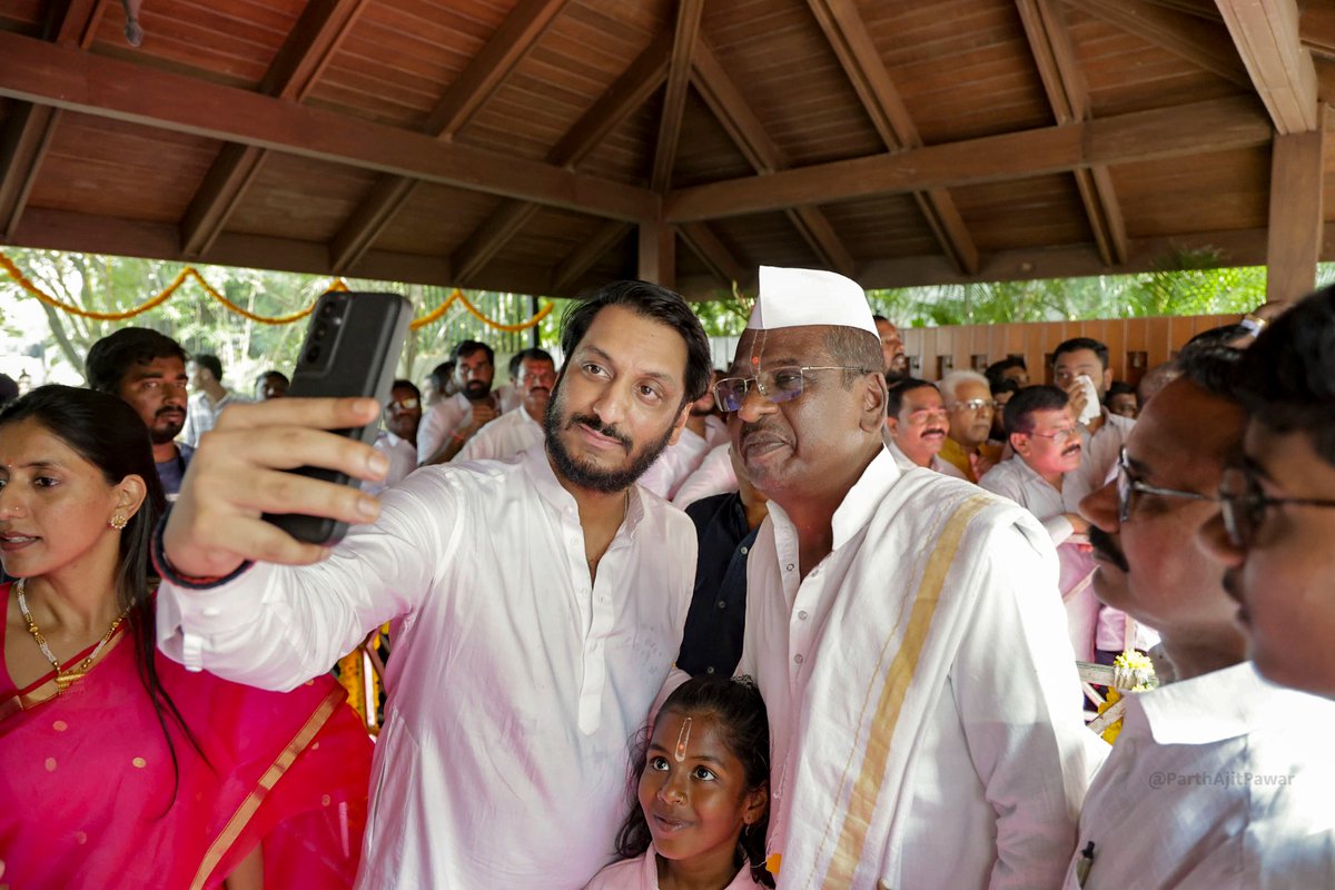 parthajitpawar's tweet photo. आज दीपावली पाडवा निमित्त काटेवाडी येथील निवासस्थानी श्री. अजितदादा पवार यांनी बारामतीकरांची भेट घेत त्यांच्या शुभेच्छा स्वीकारल्या. 
या शुभप्रसंगी, ही दिवाळी बारामतीकरांना सुखाची, समाधानाची, समृद्धीची, आर्थिक भरभराटीची, आरोग्यदायी जावो अशा सदिच्छा देखील व्यक्त केल्या. यावेळी मोठ्या संख्येने बारामतीकर उपस्थित होते. तसेच मोठ्या स्नेहभावाने, बंधूभावाने आजचा हा कार्यक्रम पार पडला.

#DiwaliPadwa