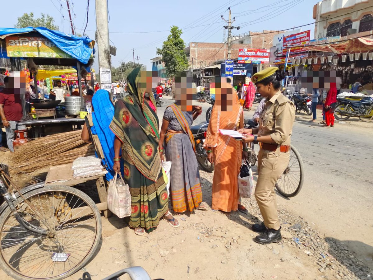 fatehgarhpolice's tweet photo. पुलिस अधीक्षक जनपद फतेहगढ के निर्देशन में थाना राजेपुर महिला सुरक्षा विशेष दल द्वारा महिलाओं व बालिकाओं को हेल्पलाइन नंबर 1098/181/112/1090/1076 व महिला सम्बन्धी अपराधों के प्रति जागरुक किया गया। #MissionShakti #MissionShaktiUP https://t.co/vpAXzov9Pl