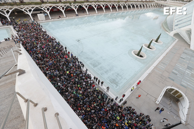 EFE_CValenciana's tweet photo. Empiezan a salir los primeros autobuses con voluntarios que por miles esperaban en la Ciudad de las Artes y las Ciencias de València para partir a ayudar en las tareas de limpieza en zonas afectadas por la dana. . https://t.co/5VV2w95TtS