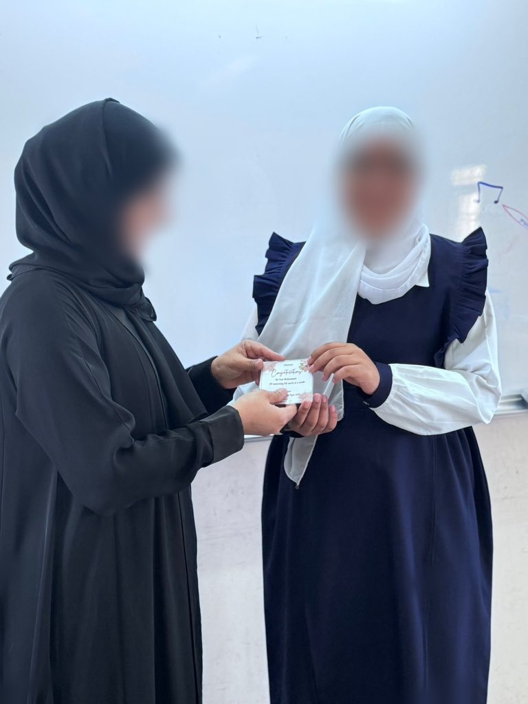 EduGovDhr7403's tweet photo. كما كرّمت طالبات الصف التاسع  المتميزات في حفظ مفردات اللغة الانجليزية لشهر أكتوبر.✨ https://t.co/pcqIlJY8Vi