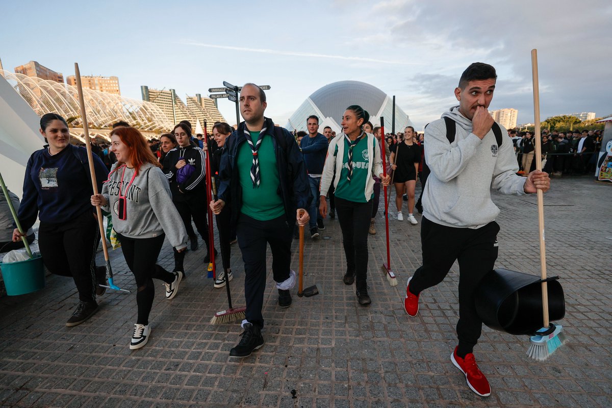 rtve's tweet photo. Miles de personas esperan en la Ciudad de las Artes para ayudar

https://t.co/M1WFN10n3E