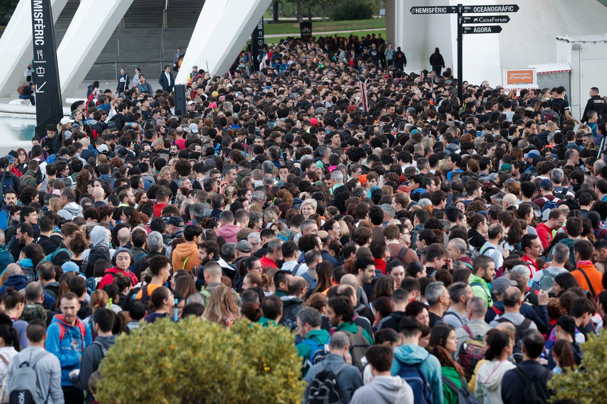 rtve's tweet photo. Miles de personas esperan en la Ciudad de las Artes para ayudar

https://t.co/M1WFN10n3E