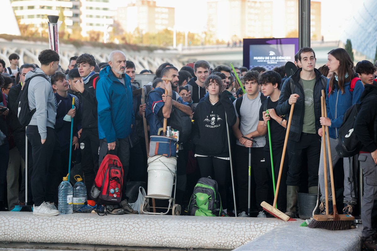 Miles de personas esperan en la Ciudad de las Artes para ayudar

rtve.es/noticias/20241…