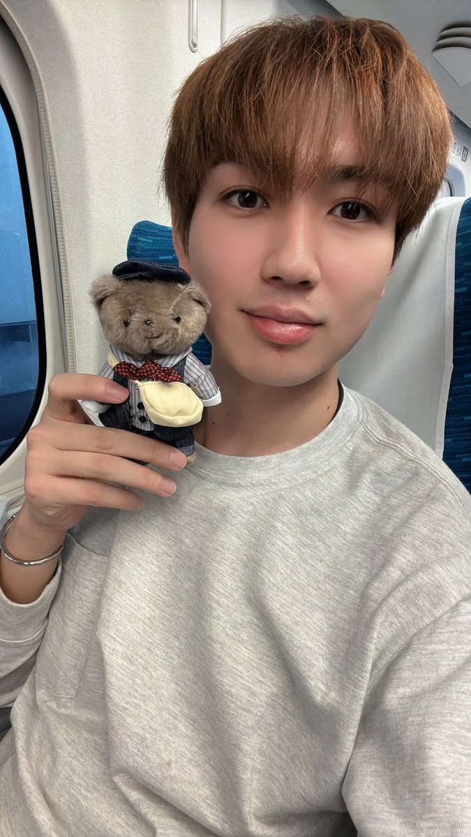 yamato_kikuta's tweet photo. いよいよ兵庫公演!
僕にとってとてもゆかりのある西宮で舞台に立てることが嬉しいです✨
一回一回を大切に、ご観劇いただくお客様に最高の舞台をお届けします!
これは移動中の僕です♪
(ちゃんとクマくんもいます🧸)
#ニュージーズ #NEWSEIS https://t.co/94rz4DtfAz