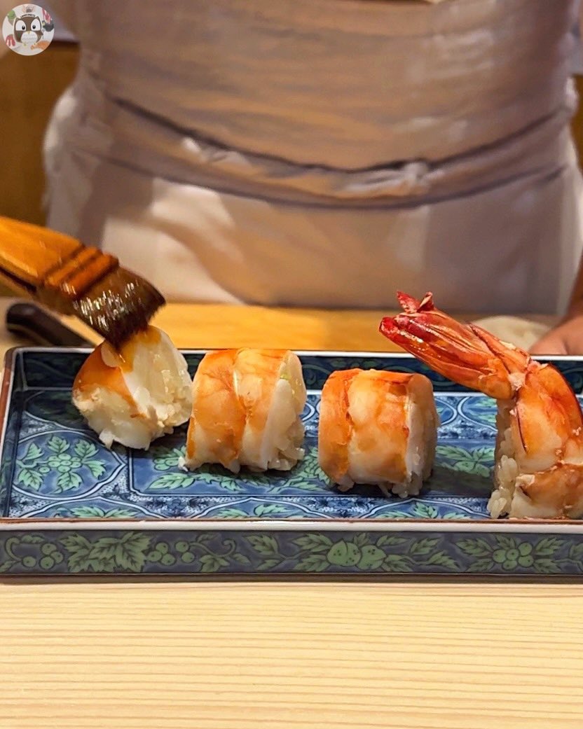 foodblogbkk's tweet photo. OMG ซูชิกุ้งยักษ์!😳 เคยลงร้านนี้ไปทีนึง ตอนนี้คือแมสแล้ว จองยากขึ้นมากๆ🥹 ล่าสุดกลับไปอีกครั้ง เมนูมาใหม่เต็มเลย สะดุดตากับชื่อเมนู Prawnzilla เชฟบอกเป็นกุ้งซุปเปอร์ยักษ์ ใหญ่กว่าเดิม ตอนมาถึงคือตกใจ ใหญ่จิงงงง!! เนื้อกรุบอร่อยมากกก🤤 ร้าน magari de sushiya kazu @aroii https://t.co/XFQ3WBEA8p